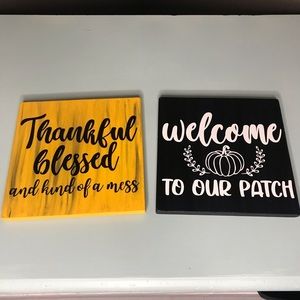 2 thanksgiving signs